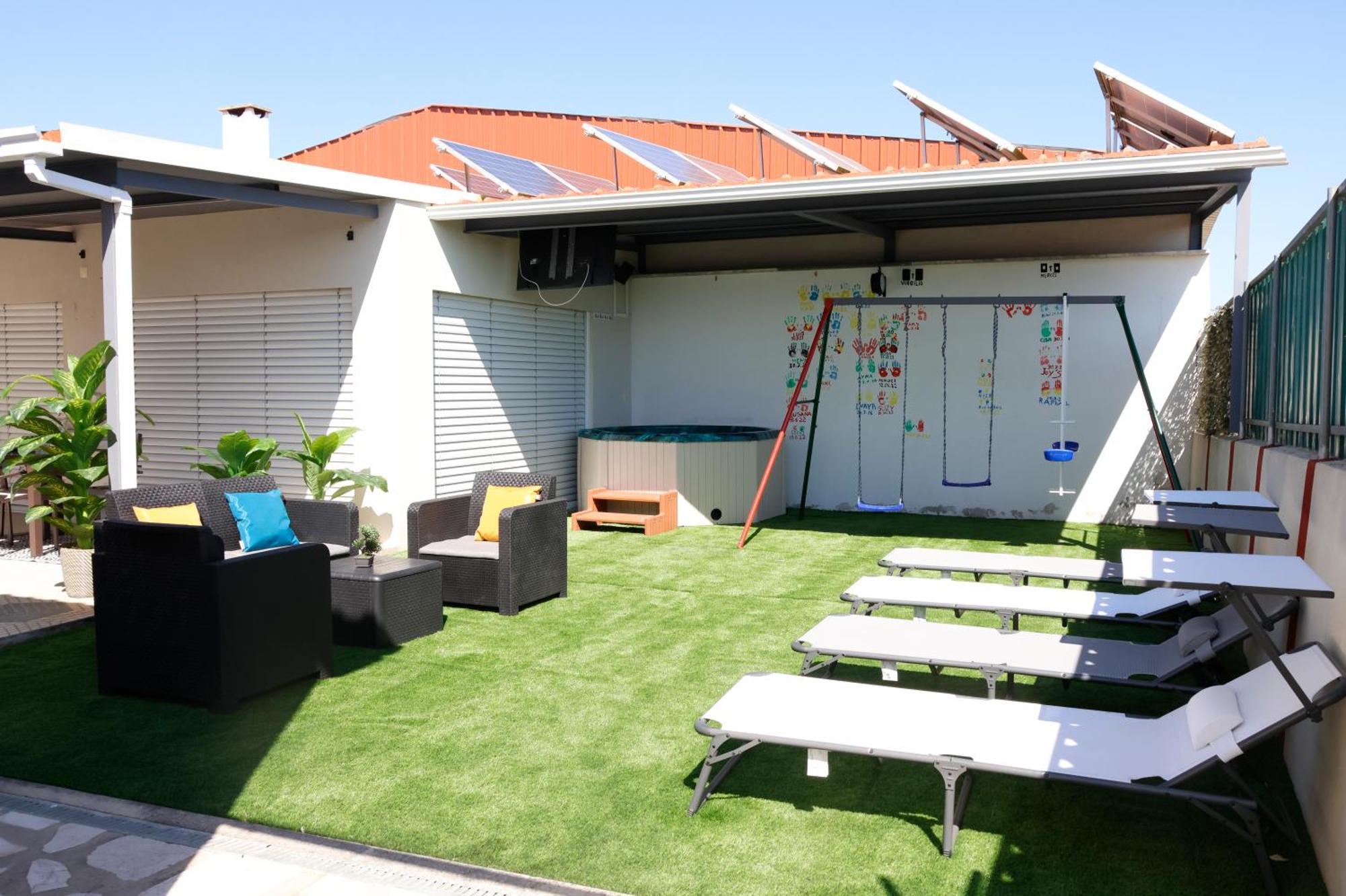 *private Outdoor Area* 300m-beach, Swing/no Stairs Holiday home Sao Martinho do Porto