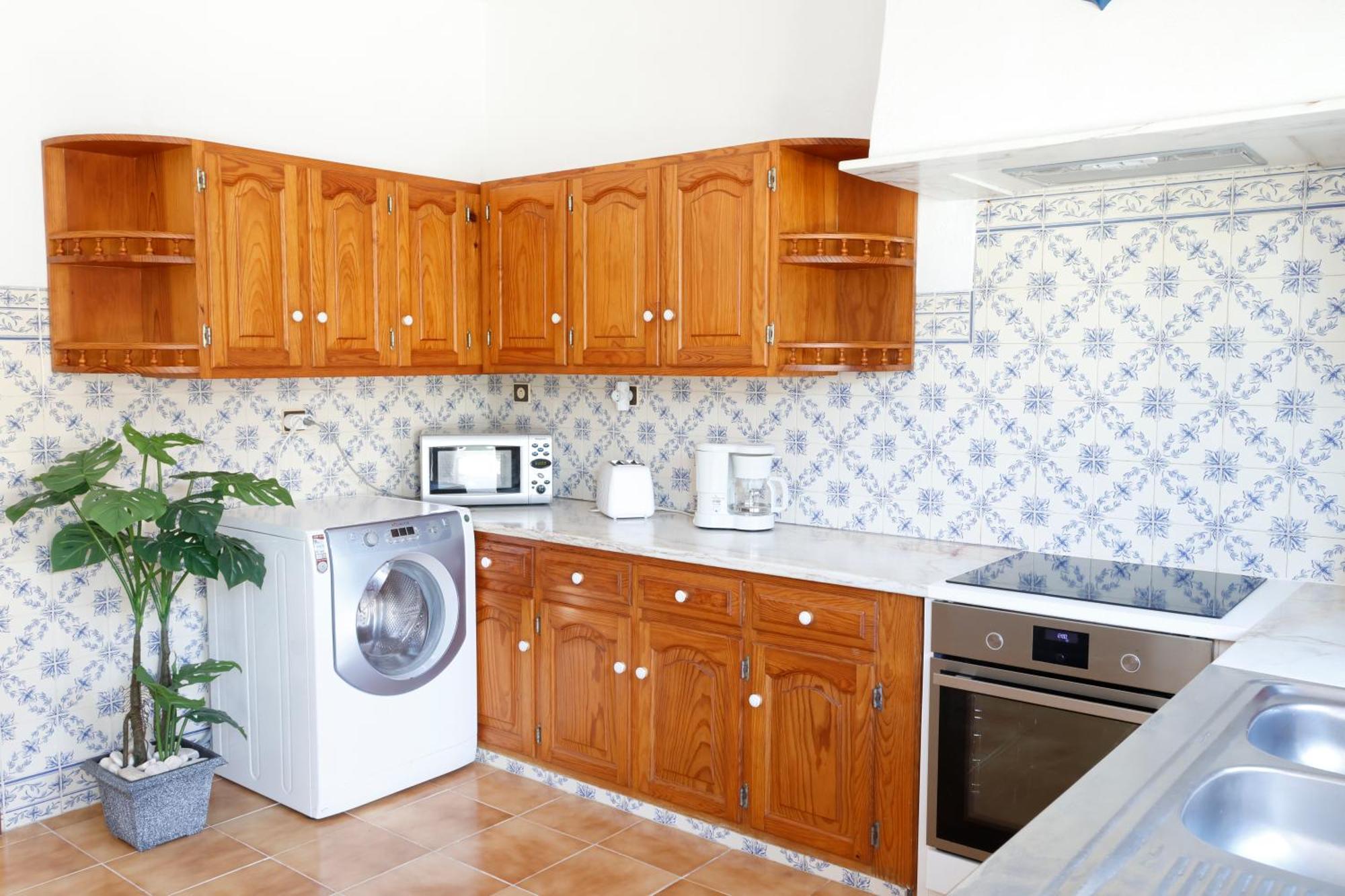 *private Outdoor Area* 300m-beach, Swing/no Stairs Holiday home *
